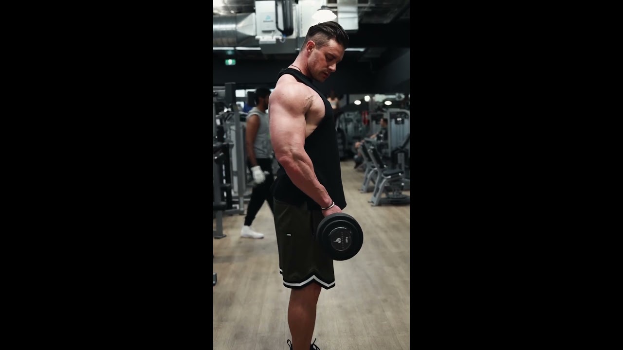 Overhand EZ Bar Curl Pro Tip