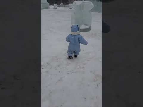 Снег кружится, летает, летает / Малыш танцует под снегом
