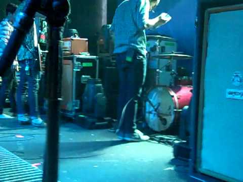 Hands Like Houses This Aint No Place for Animals adlı videoyu YouTube'da izle