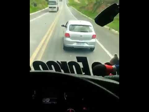 Vídeo: Por que você é empurrado para trás quando um carro acelera?