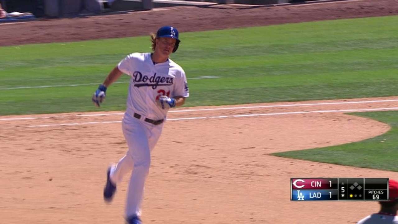 Zack Greinke hits a back-to-back home run, fan snags it - YouTube