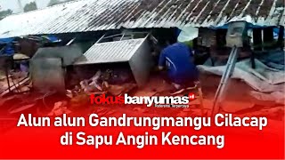 Alun alun Gandrungmangu Cilacap di Sapu Angin Kencang