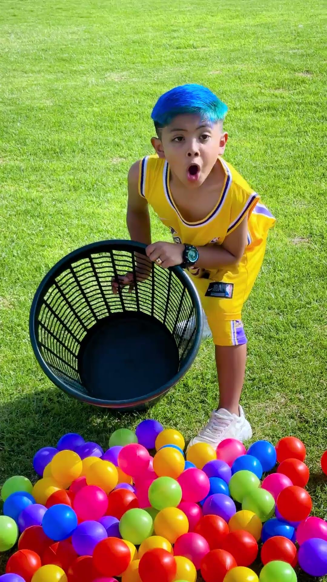 SANTI RECOGE LAS PELOTAS
