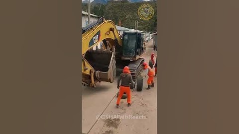When Workers Make It Look Way Too Easy! 👏 #13 #Bella, #Construction, #Workers, #Fails, #Funny