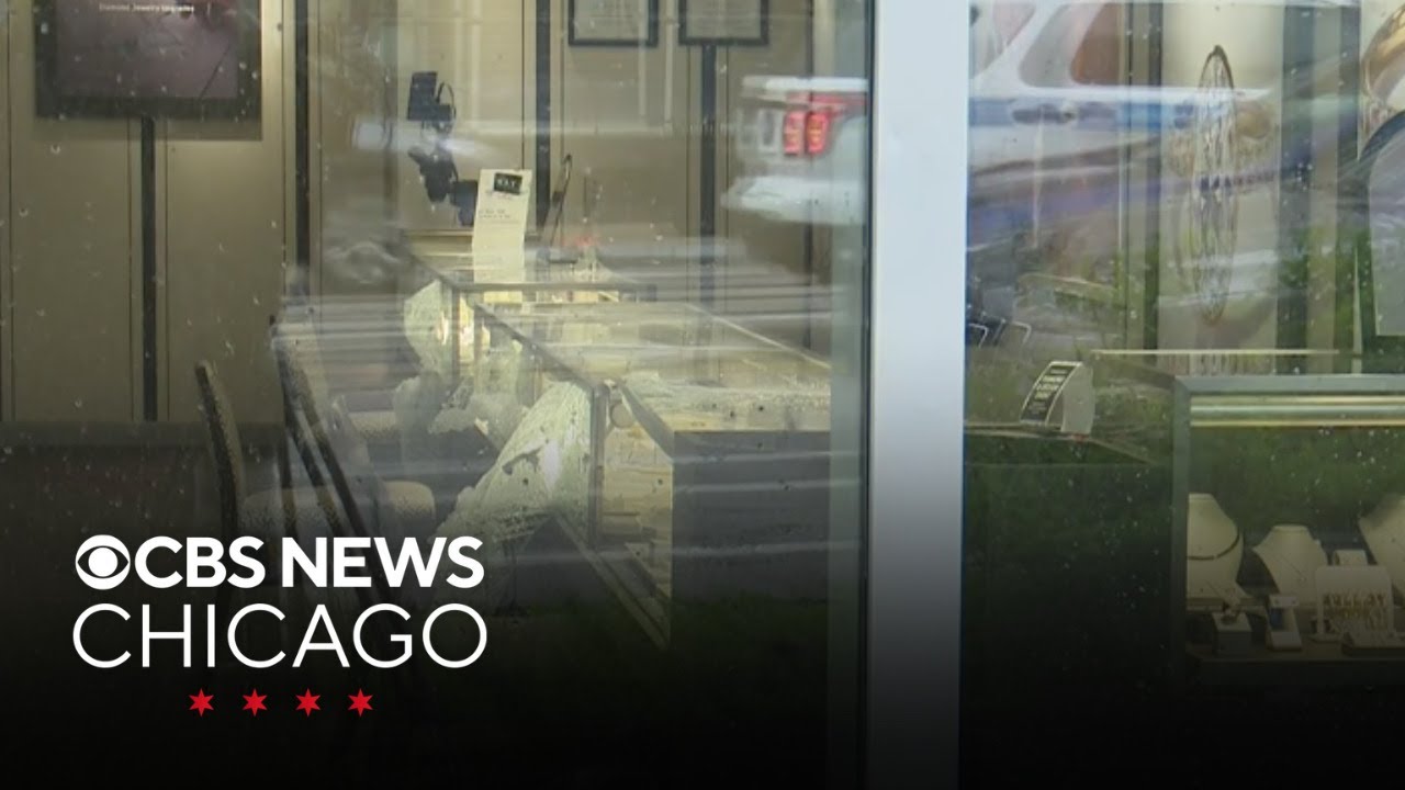 Kay Jewelers in West Loop hit in lunchtime smash-and-grab