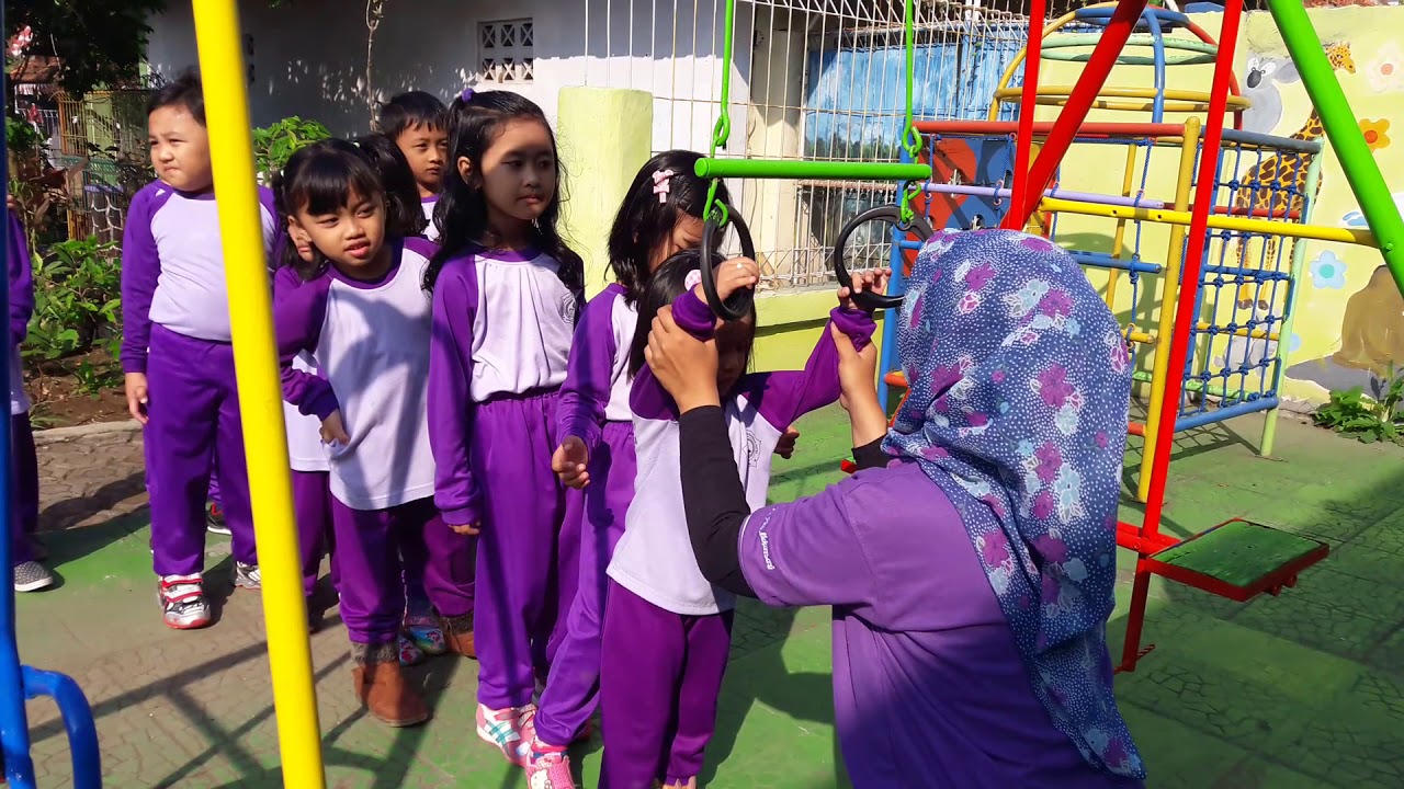 Melatih keberanian anak TK. Horeeee.... dede senja bisa...