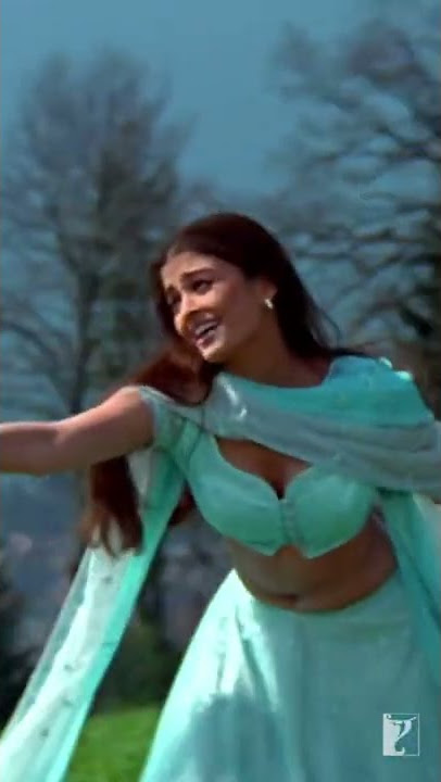 Door tumse ho na jaaye, paas aao gale se laga lo... #HumkoHumiseChuraLo #Mohabbatein #YRFShorts