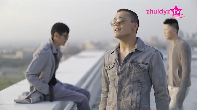 Ол оның кеудесіне қол тигізеді, ал оның мүшесі оның порносында Секс машинасы және адам