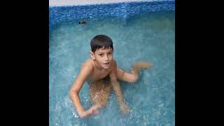 Sobrinho Na Piscina