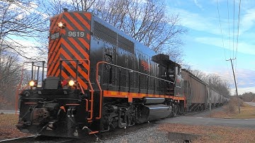 EMD GP40-2LW Locomotive Running Long Hood Forward