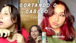 Cortando o cabelo *CURTINHO* em casa sozinha e bebendo 😬 + retocando a cor