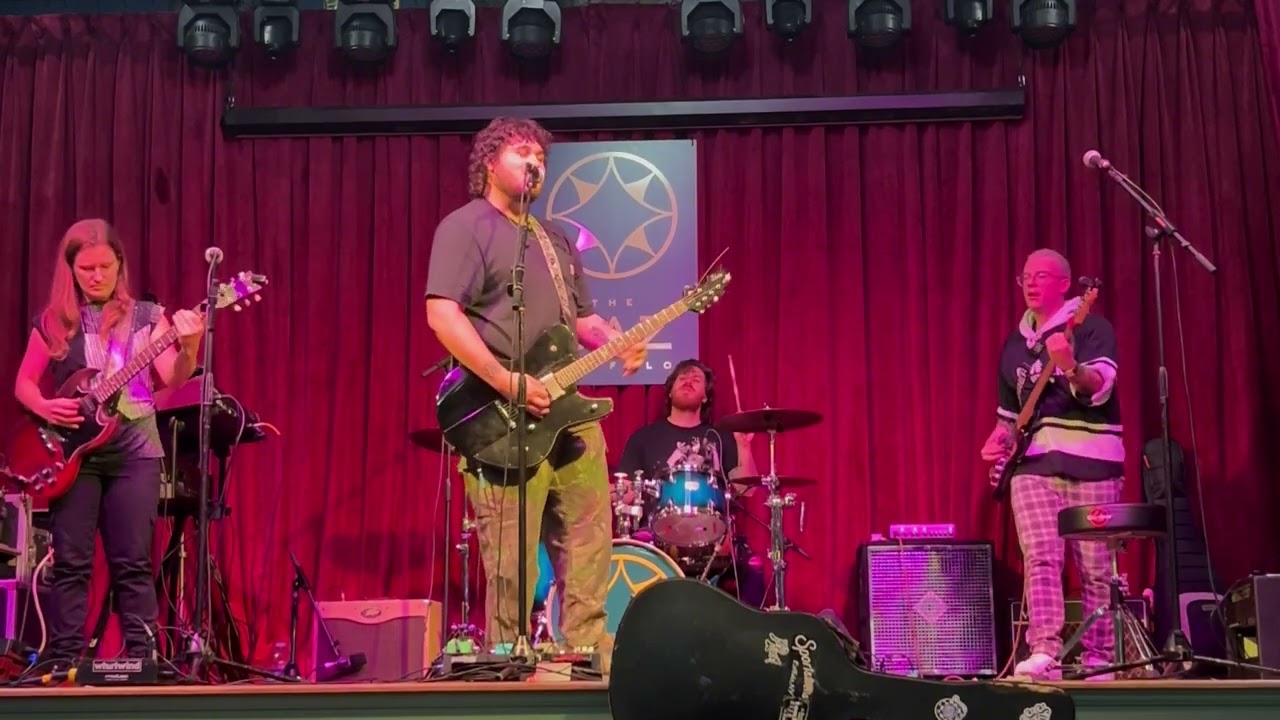 When Soundcheck Turns Into Learning A Mk.gee Song - How Many Miles