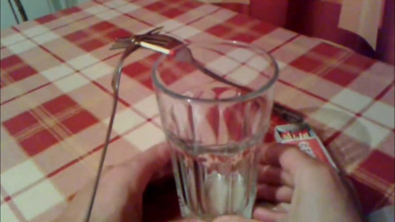 How to balance two forks on a toothpick simple bar trick Две вилки