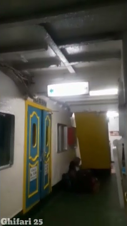 Cinematic kapal fery di pelabuhan Bakauheni Lampung malam