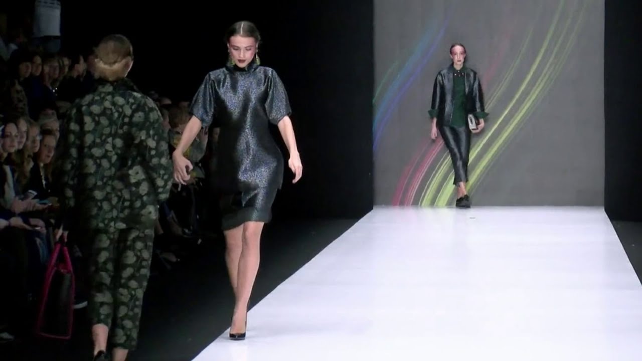 2 Models TRIP and lose their high heels during Slava Zaitsev Spring/Summer 2017 - 2 angles of view