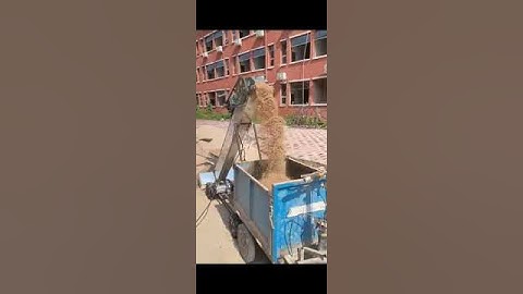 Small four-wheel drive grain scraper truck for loading grain into bags #machine
