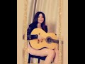 إنجي خوري بتعزف على القيتار 