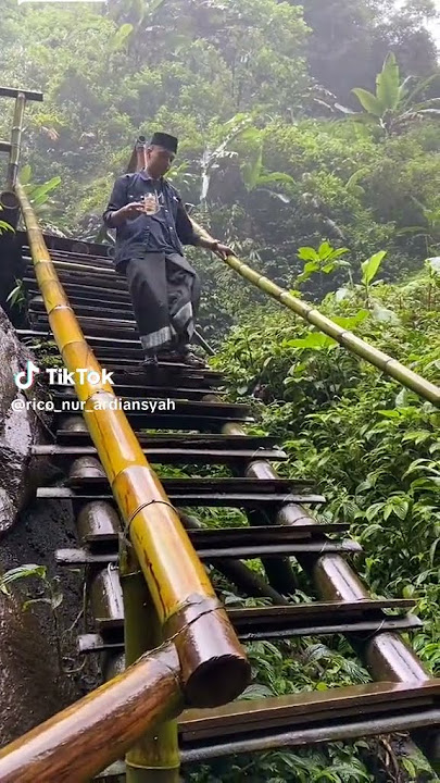 lagi bawa kopi Abang nya jatuh gays🤣😂😅