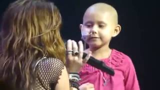 Miley Cyrus sube al ecenario a una niña enferma de cancer a cantar con ella screenshot 4