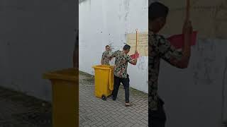 dilempar pake serok sampah