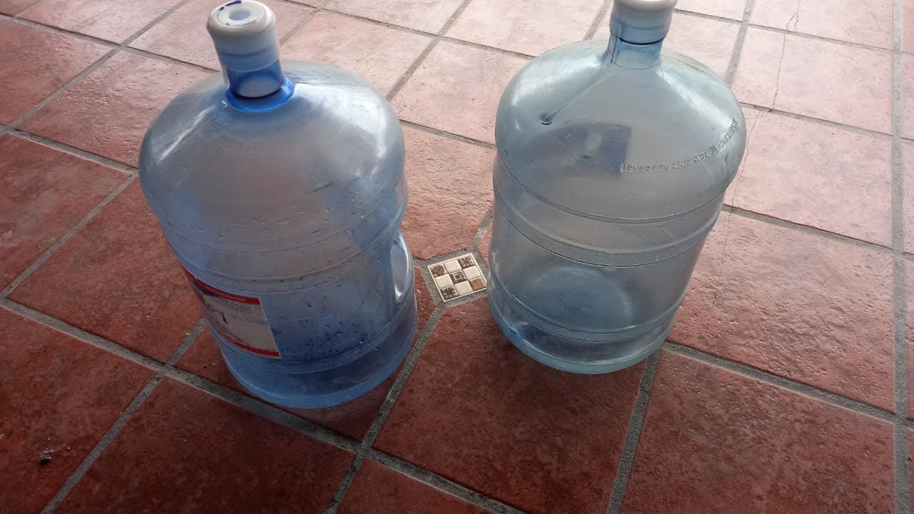 LO TIRES. Dos reciclajes útiles con bidones de agua