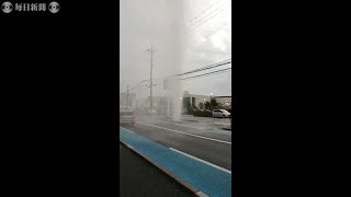 阪神地域でゲリラ豪雨　マンホールから雨水吹き上がる