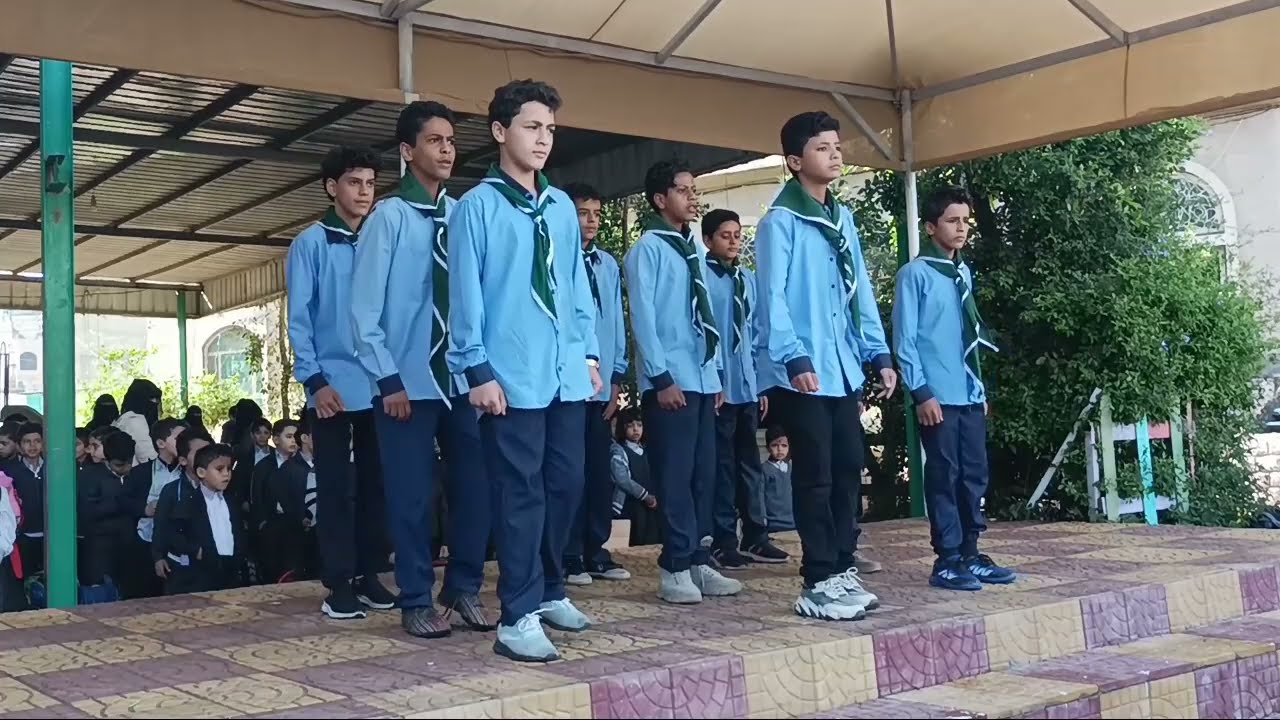 عرض الكشافة المدرسية قبل النشيد الوطني في طابور الصباح