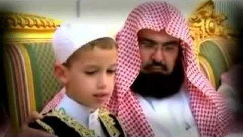 مشهد مؤثر الشيخ السديس يبكي من تلاوة طفل