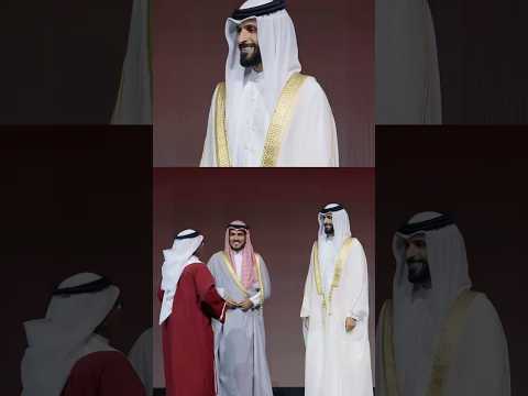 سيلفي يتيم مع سمو الشيخ ناصر بن حمد آل خليفة بحفل تكريم 653 متفوق بالمؤسسة الملكية للأعمال الإنسانية