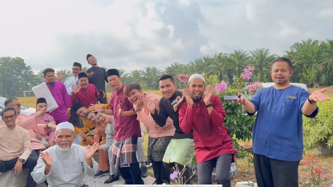 [MV] Alamak Raya Lagi! - SK Aring Live Singing - (Cover) De Fam - YouTube