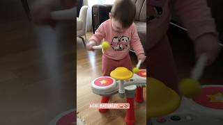 ELİSA’NIN İLK OYUNCAK BATERİ DENEMESİ 🎶🥁😁