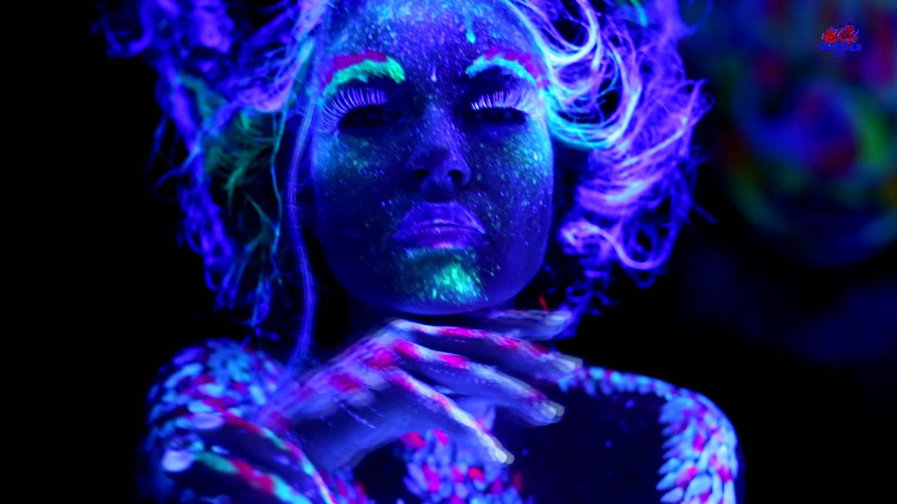 DIY Glow in the Dark Bodypaint with a Highlighter! 