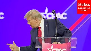Trump Makes CPAC Crowd Laugh Doing Mean Impression Of Biden Trying To Get Off Stage Resimi