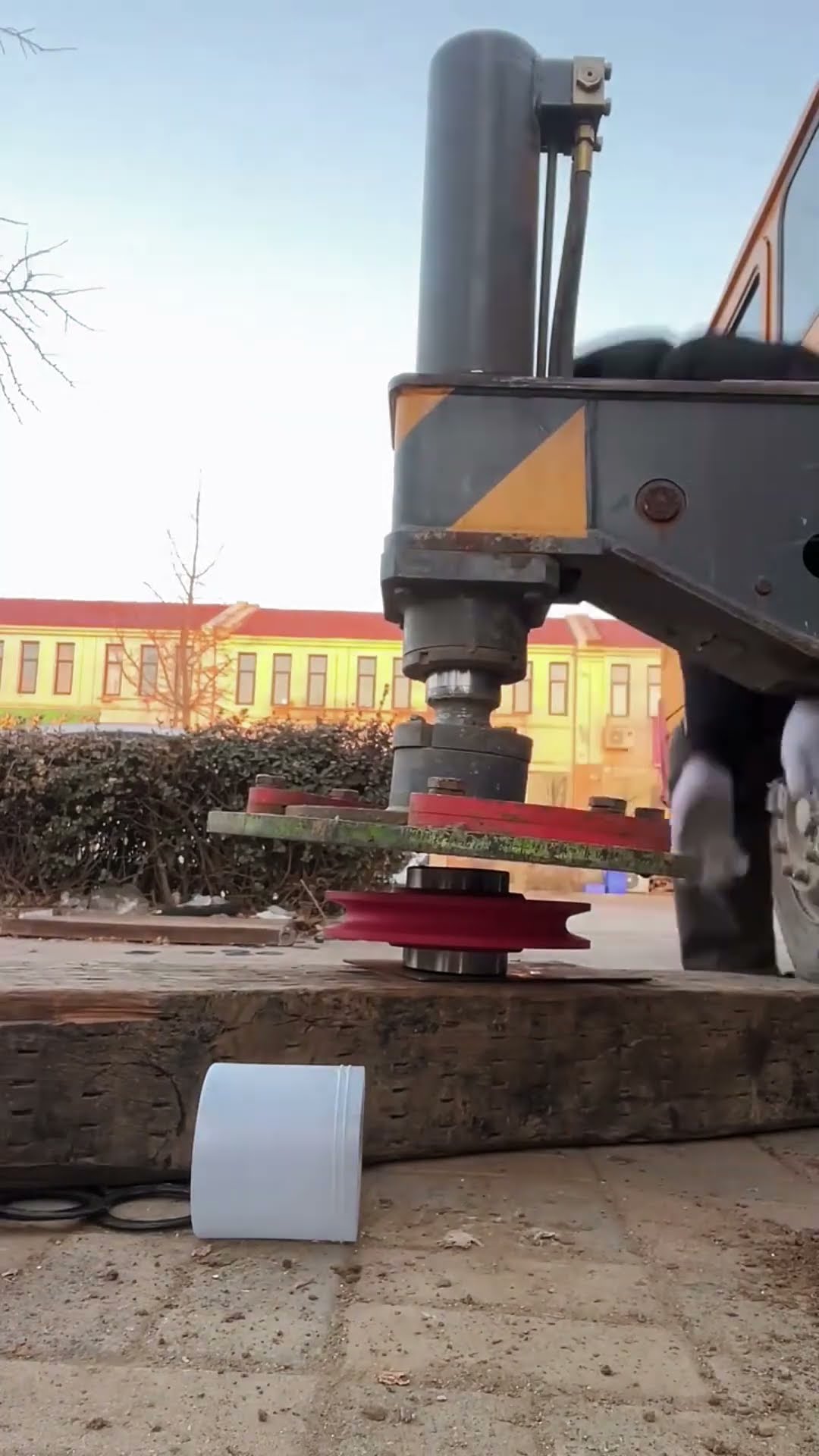 Mounting the bearing process with the crane leg- Good tools and machinery make work easy
