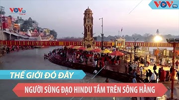 Ấn Độ: Người sùng đạo Hindu tắm trên sông Hằng
