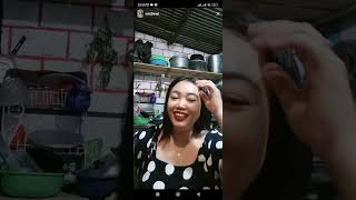 Miss Dewi Sedang Di Dapur Memasak Sesuatu Yang Indah Di Mata