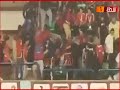 خناقة وضرب بين جمهور الاهلى عقب انتهاء مباراة افريقيا للكرة الطائرة نساء و رد فعل جمهور الزمالك