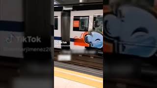Estos grafiteros paran el #Metro de #Madrid para pintar los vagones