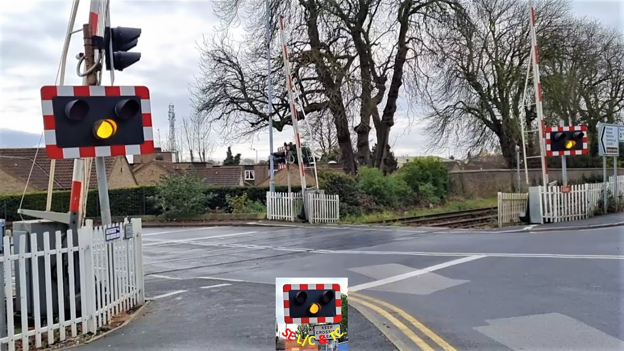 Driffield Station Level Crossing, East Riding of Yorkshire - YouTube