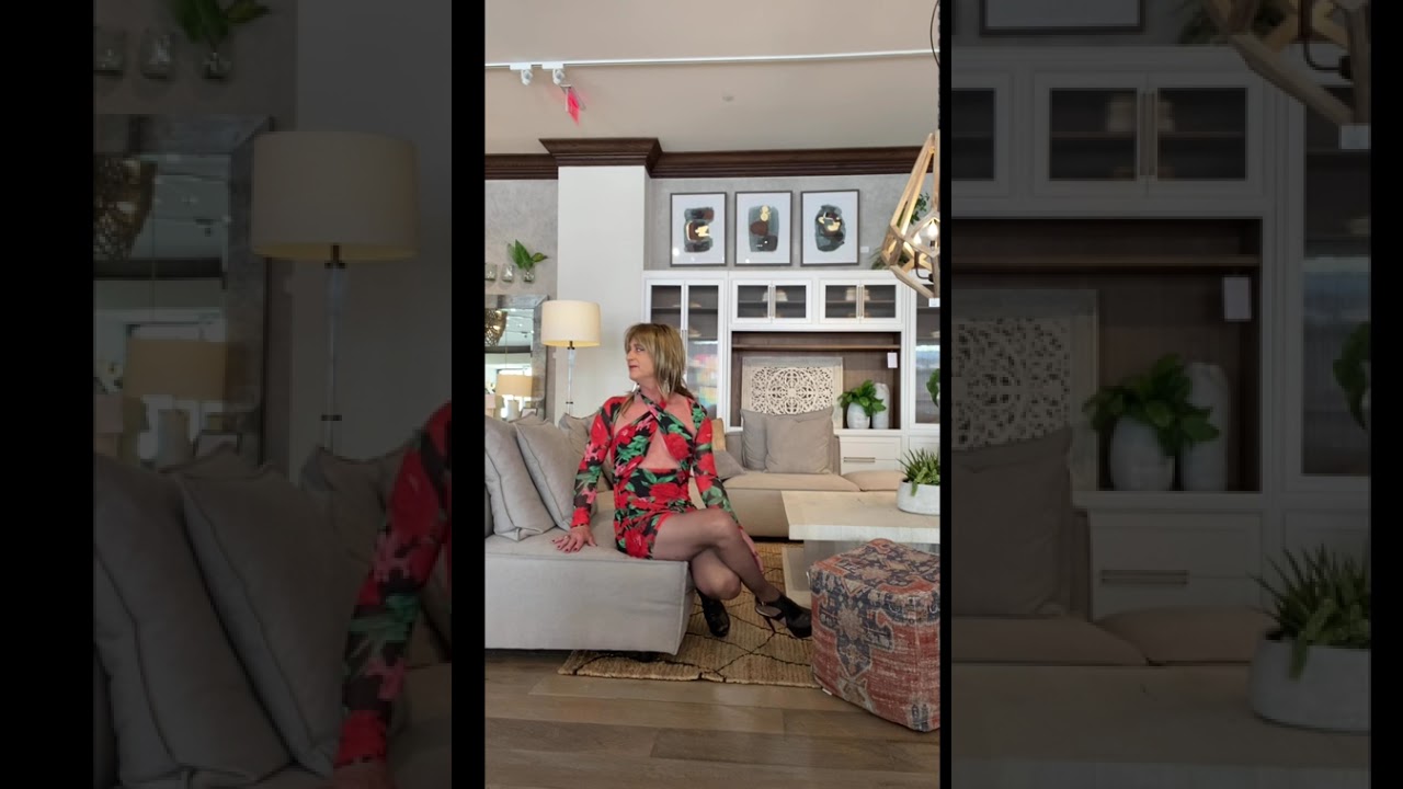 Christina wowing the salesladies, and I love it! 🥰 💋💕💋💕💋