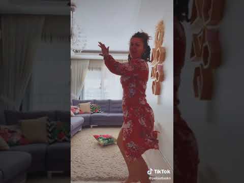 Derin yırtmaçlı cesur kadın dans ediyor Tiktok