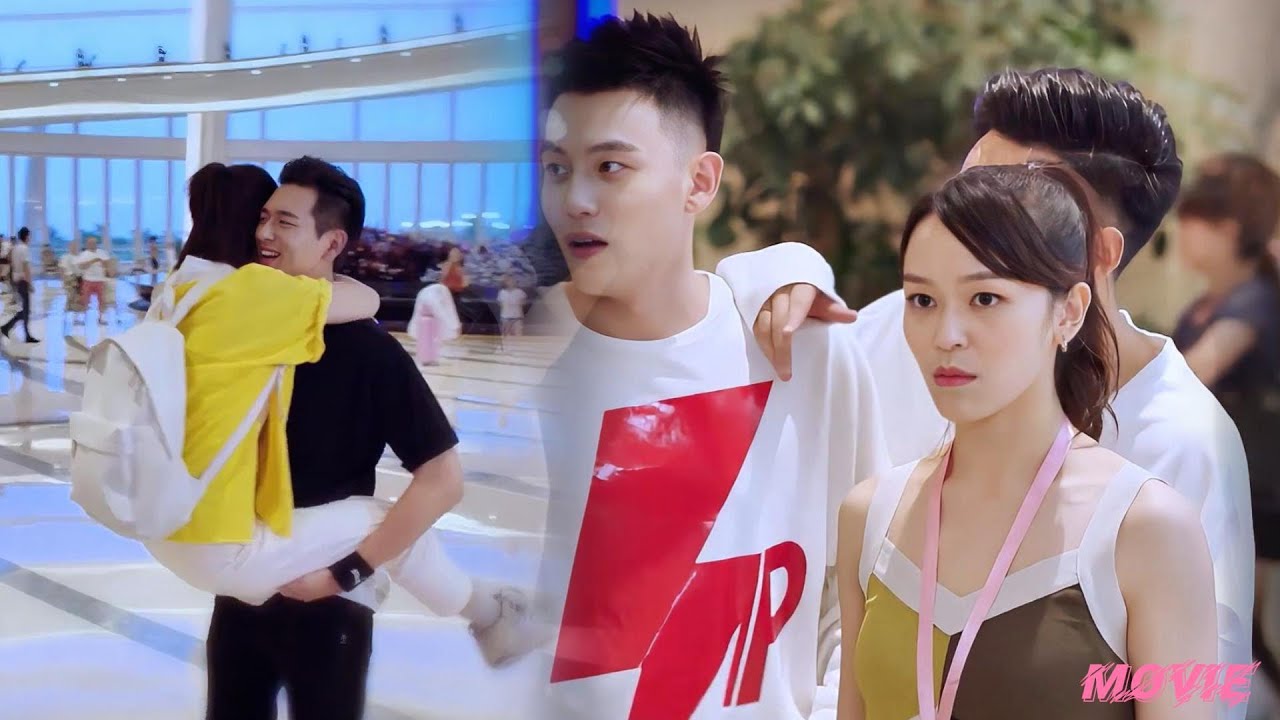 Схватила его за талию на публике! Её взгляд яростен