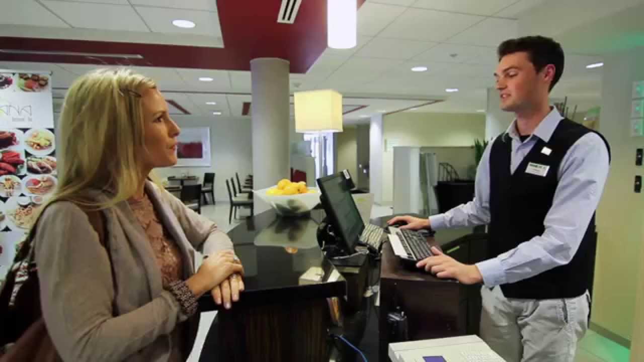 À L'Hotel: Conversation En Français / At The Hotel: French Conversation