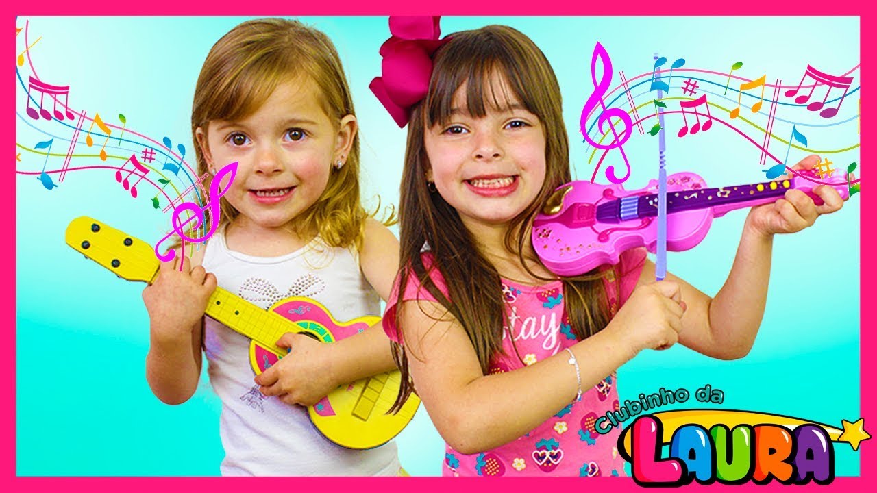 Laurinha e Helena brincando com instrumentos de brinquedo - Jéssica ...