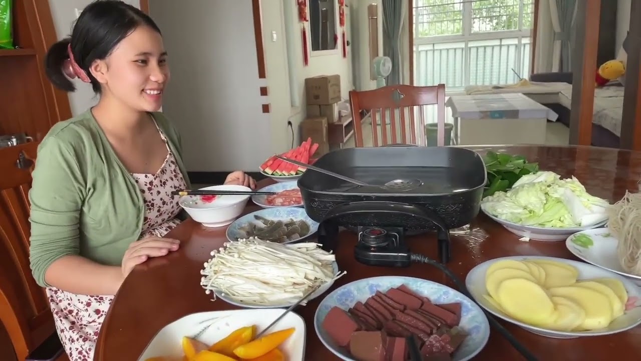 老挝媳妇希希在手机看见别人吃火锅她也想吃，老公带老挝媳妇去吃火锅老挝媳妇又觉得贵不去，老公只好买菜回家自己做，老挝媳妇吃了老公做的火锅直呼太棒啦