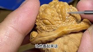 蛤蟆头核桃雕刻双面金蟾Toad head walnut carving double-sided golden