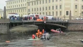 В Питере автобус с пассажирами рухнул в воду. Водитель работал по 20 часов. Погибли люди