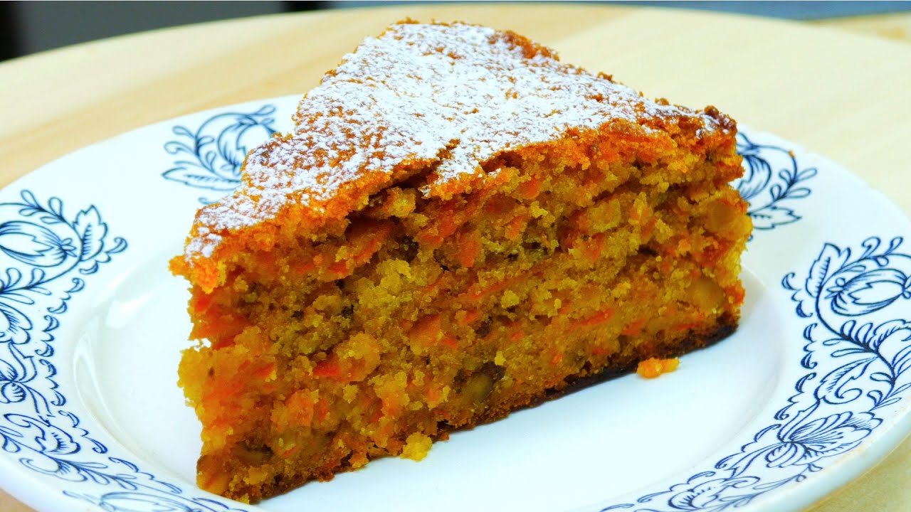 Простой морковный пирог на кефире с сухофруктами