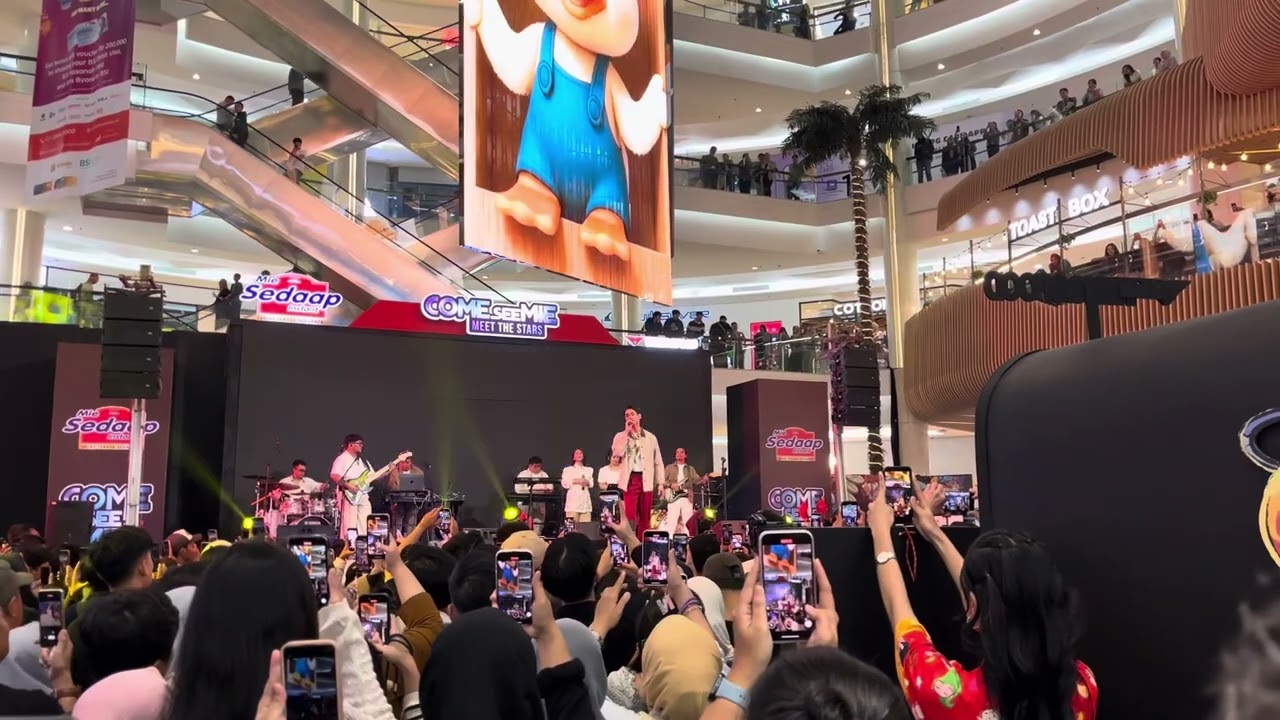 Afgan - ku dengannya kau dengan dia live concert mall kota kasablangka