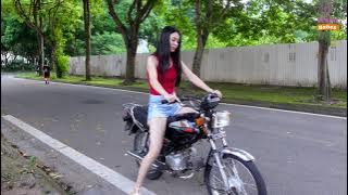 Kickstart Newbie | A Beautiful Lady beside the Honda Win100 at a nice Sunshine morning